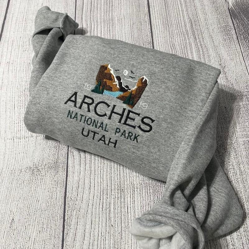Arches National Park Embroidered sweatshirt; vintage Arches embroidered crewneck; oversized crewneck; gift for him/her;...
